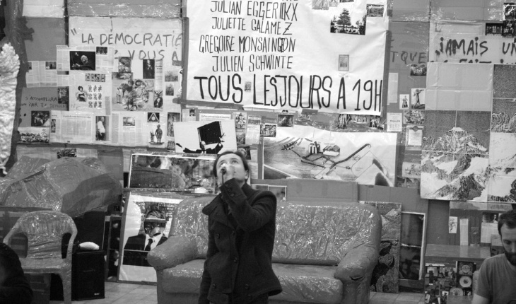 Thomas Hirschhorn, inside Swiss-Swiss Democracy.