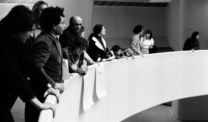 Irving Petling, Lucy Lippard, Leon Golub, and Cindy Nemser join Hans Haacke’s demonstration protesting art censorship at the Guggenheim Museum, New York City, 1 May 1971. Photograph by Jan van Raay.